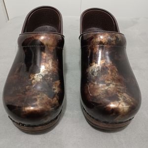 Dansko Patent Leather Brown Tortosie Shell Pattern Clogs